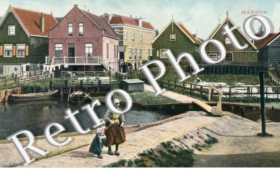 Deux personnes prises en photos devant les quais
