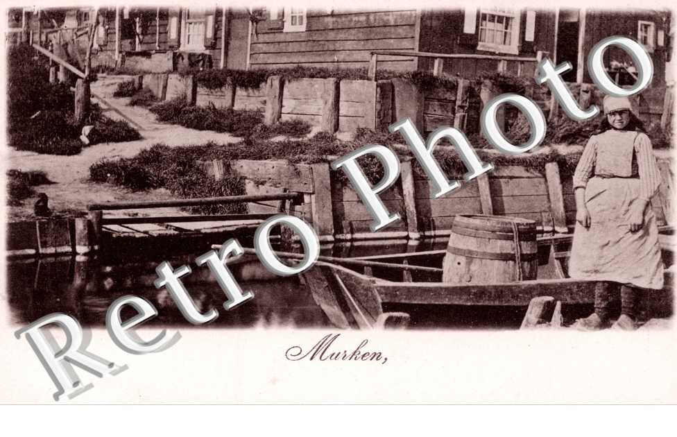 Une jeune fille a cote d'une barque