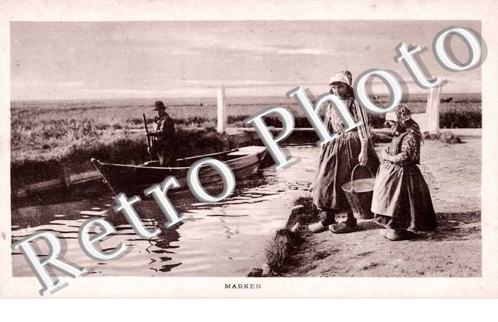 Des jeunes filles et un omme sur une barque