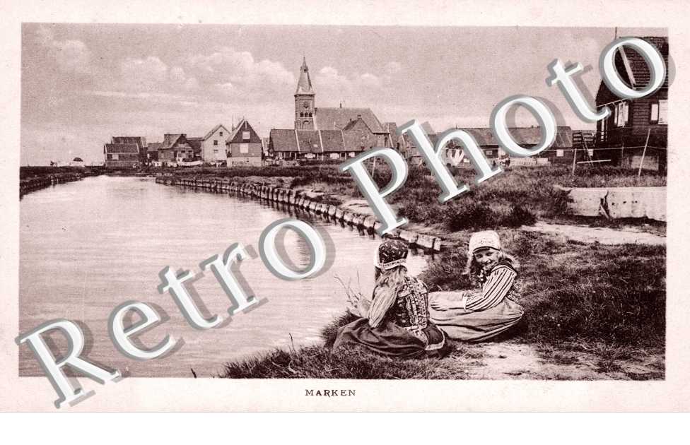 Des enfants pres du rivage