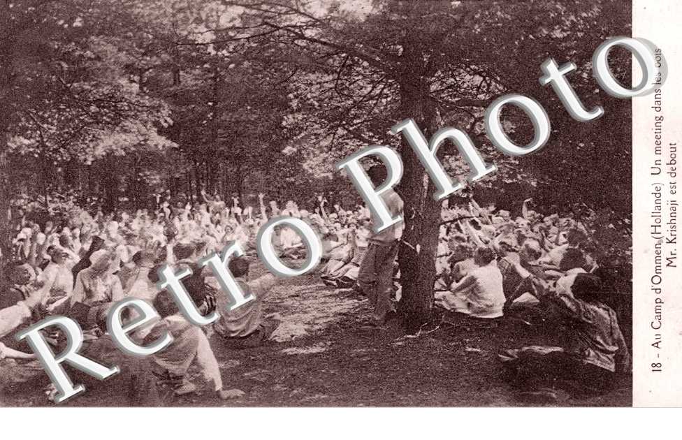 Au Camp d'Ommen, un meeting dans les Bois, Monsieur Krishnaji est debout