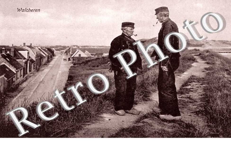 Hommes fumant la pipe sur la dune