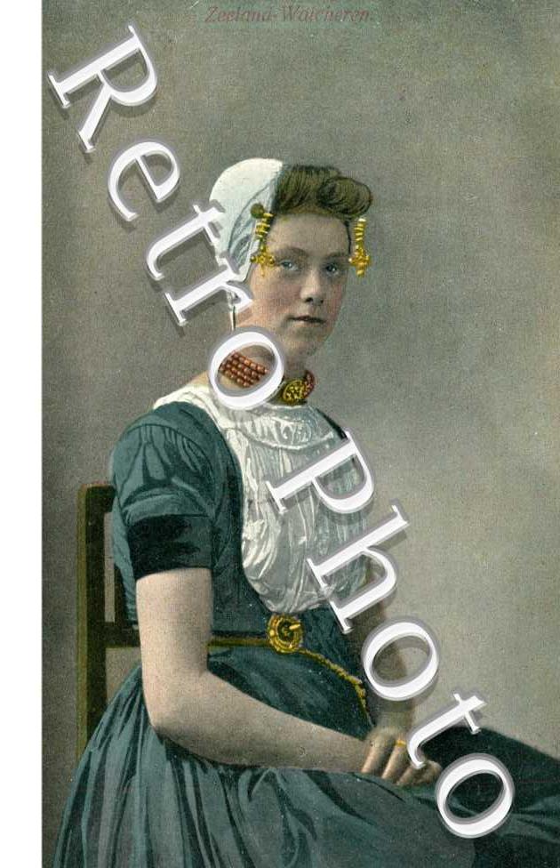 Jeune fille en costume traditionnel