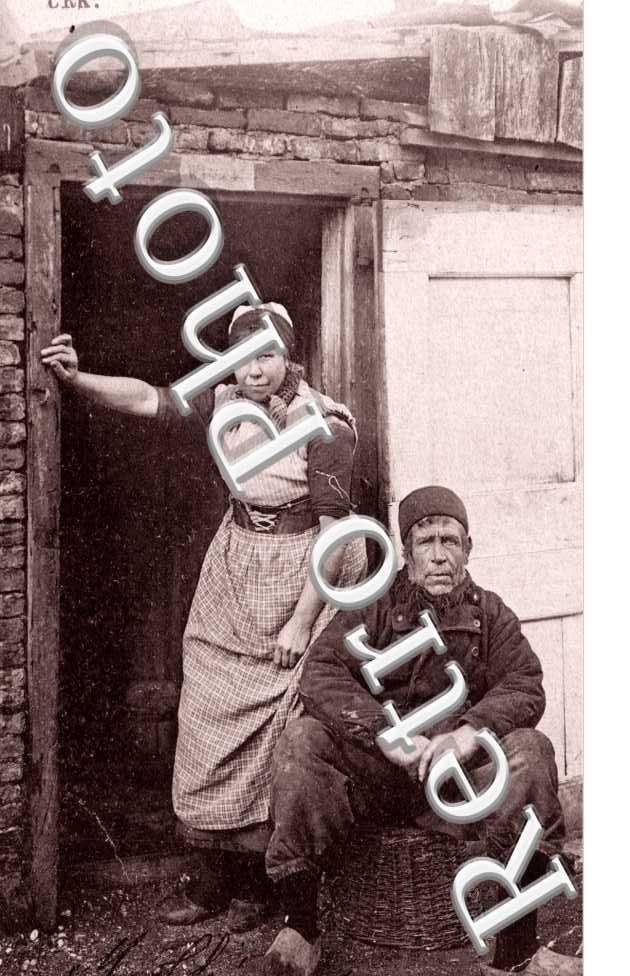 un couple devant leur maison