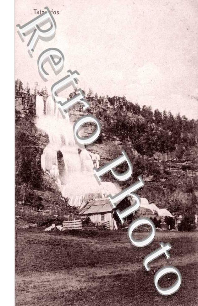 Une cascade et la montagne