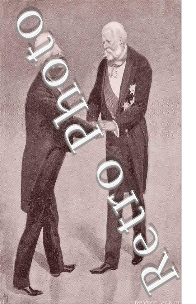 Deux hommes portant un costume