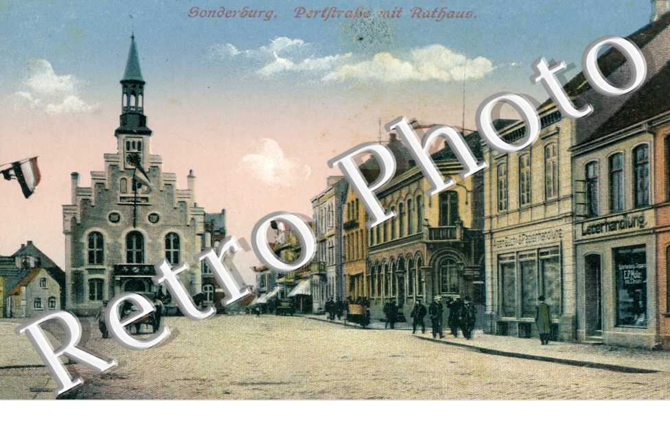 Perfstrasse mit Rathaus