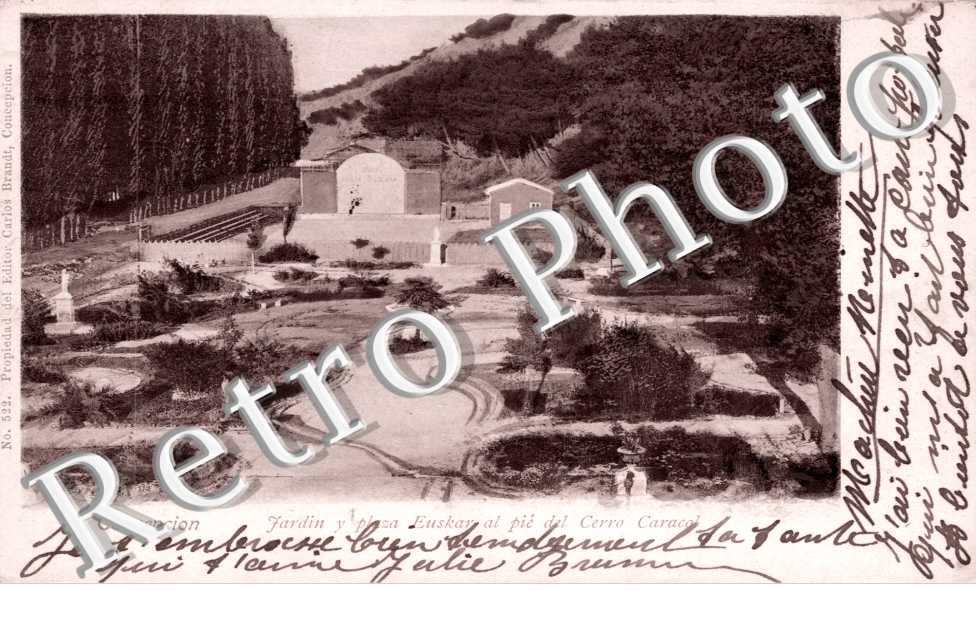 Jardin y Plaza Euskar al pie del Cerro Caracol