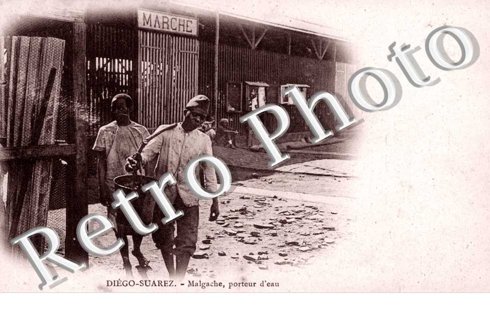 Malgache porteur d'eau