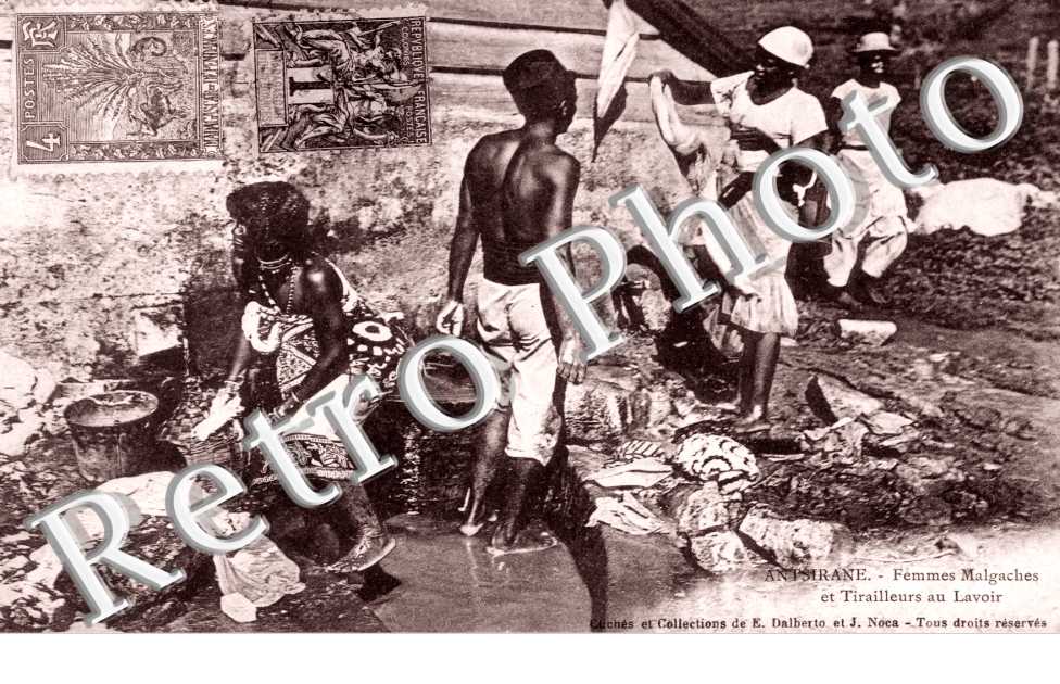 Femmes malgaches et Tirailleurs au Lavoir