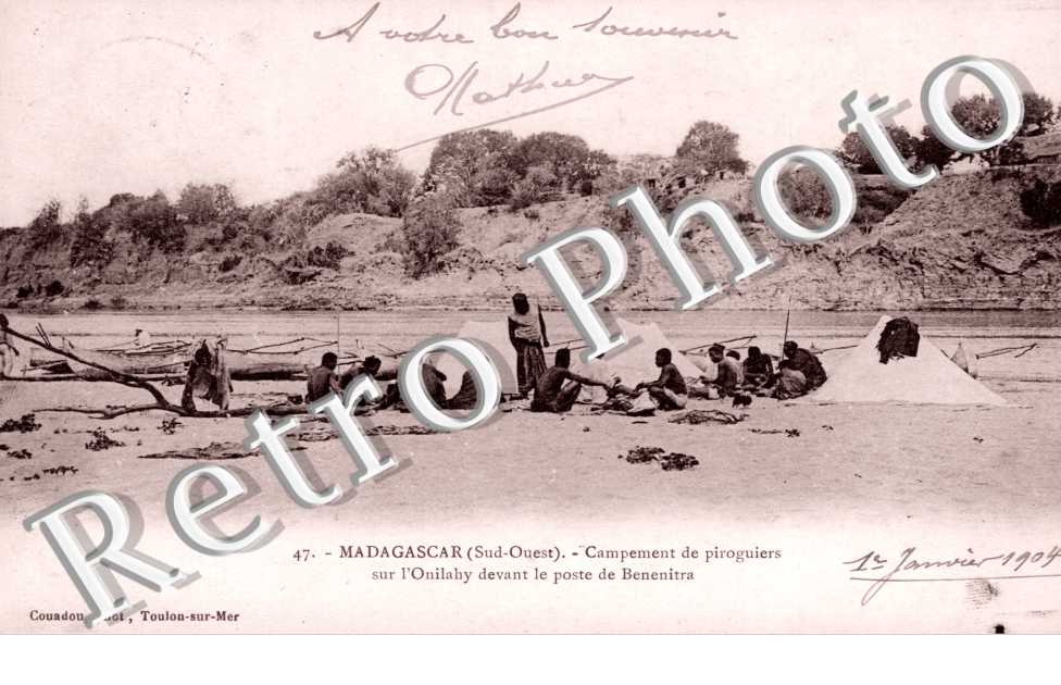 Campement de Piroguiers sur l'Onilahy devant la Poste de Benenitra