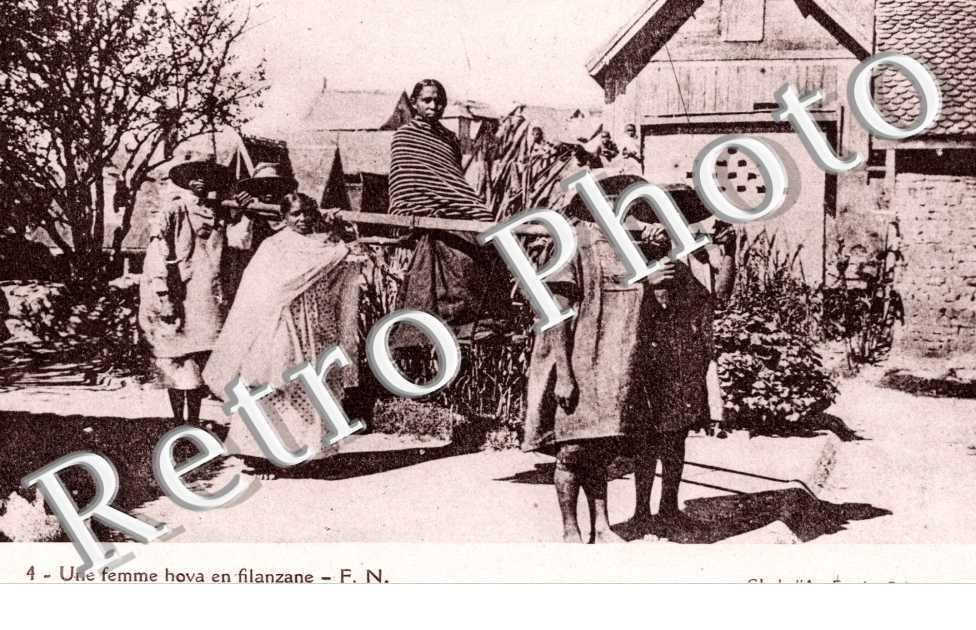 Une femme hova en filanzane