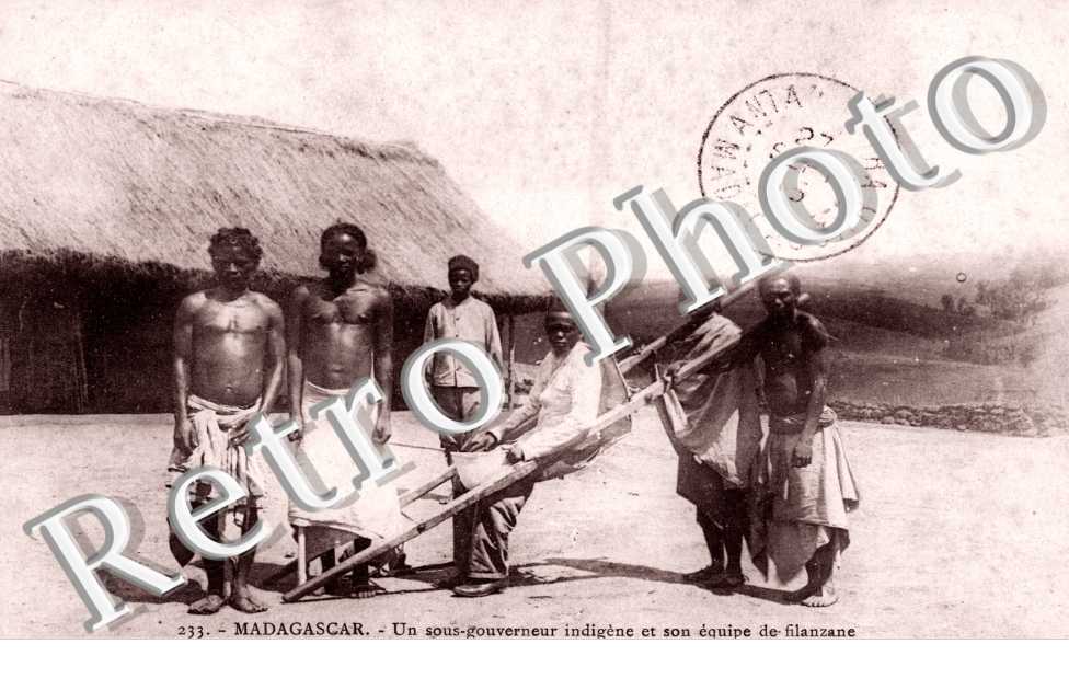 Un sous-gouverneur indigene et son equipe de filanzane