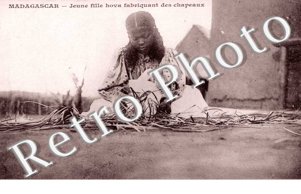 Jeune fille hova fabriquant des chapeaux