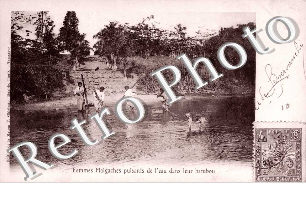 Femmes Malgaches puisants de l'eau dans leur bambou