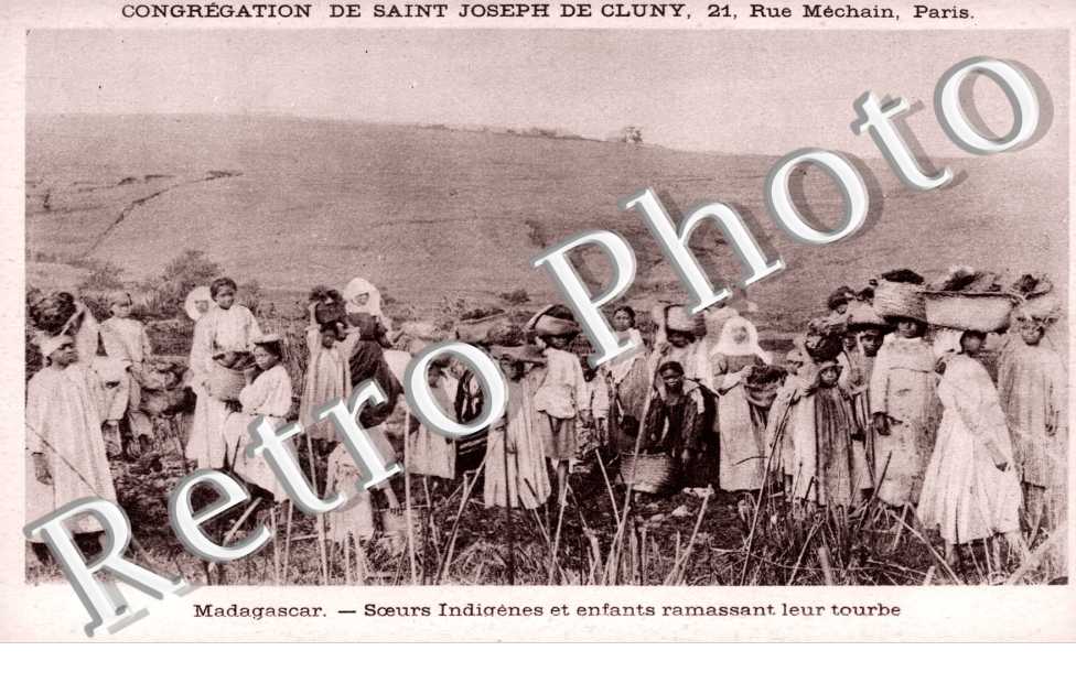 Soeurs Indigenes et enfants ramassant leur tourbe
