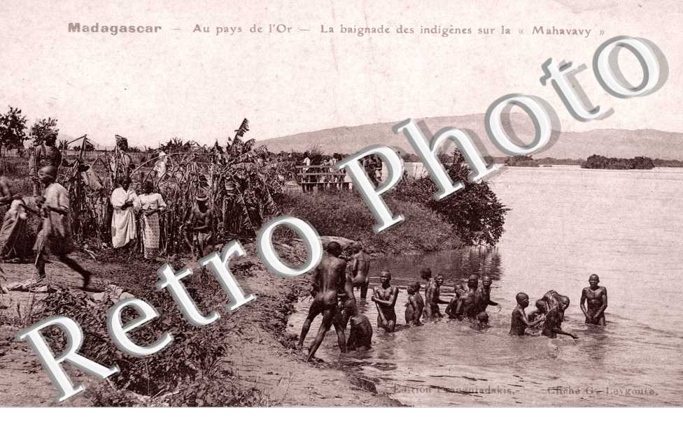 Au Pays de l'Or, la Baignade des indigenes sur la "Mahavavy"