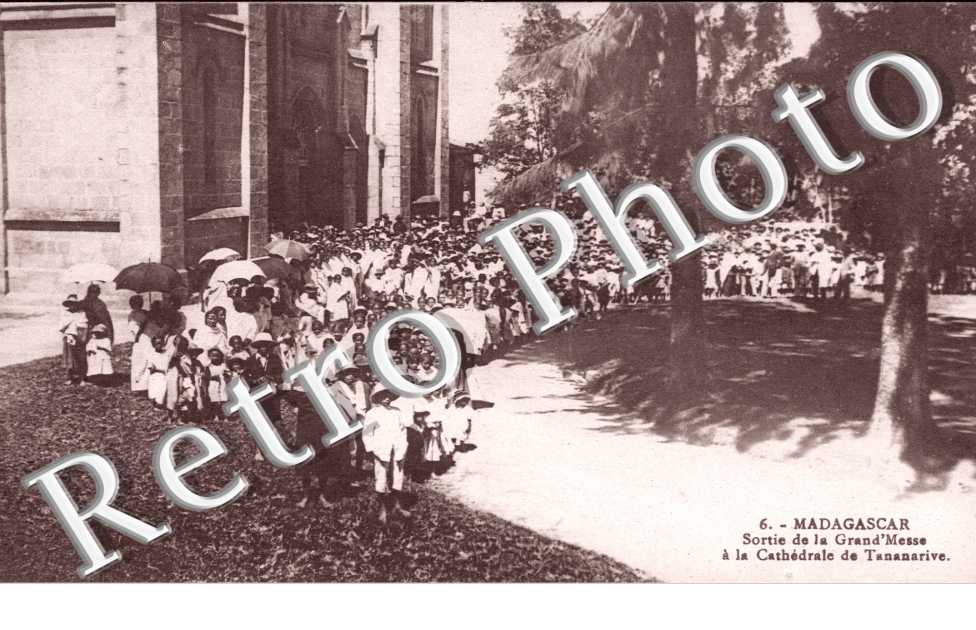 Sortie de la messe à la cathédrale