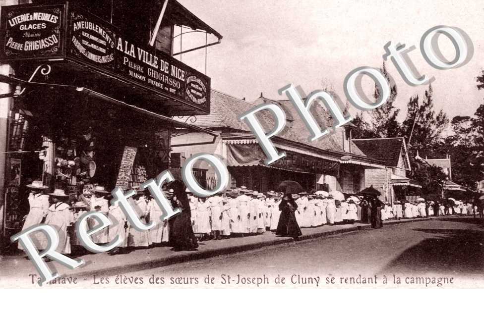 Les eleves des soeurs de St. Joseph de Cluny se rendant a la campagne