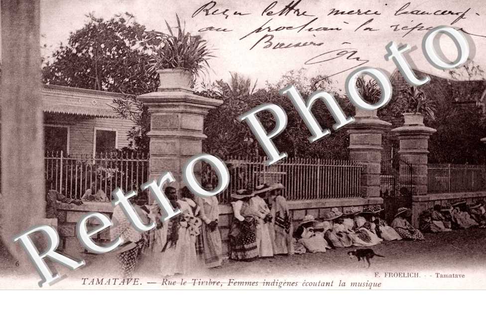 Rue le Timbre, Femmes indigenes ecoutant de la musique
