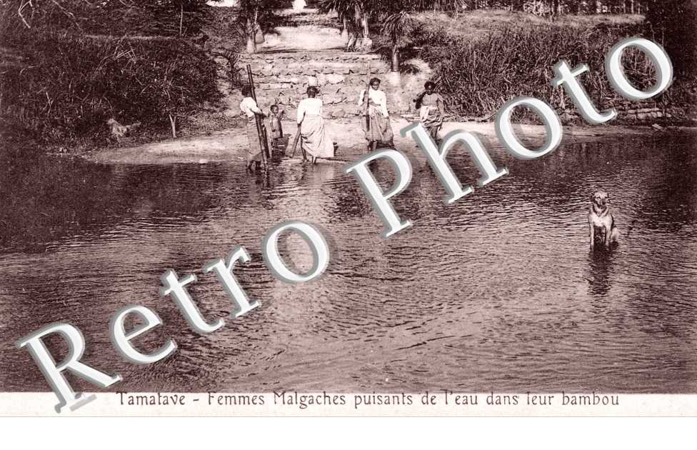 Femmes puisant dans l'eau