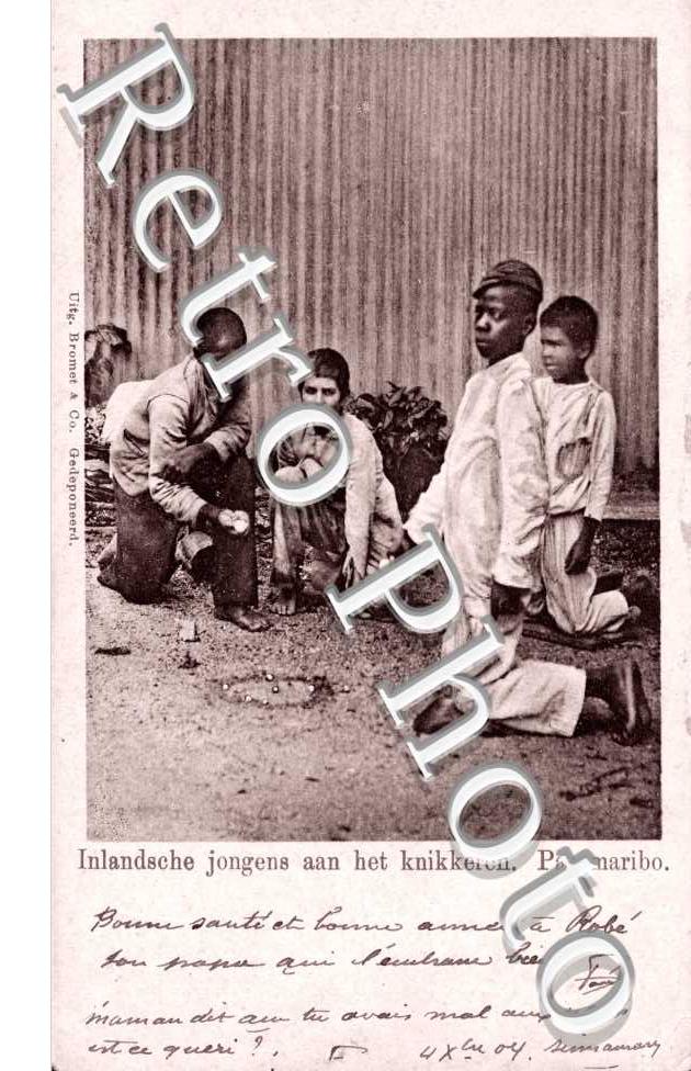 Inlandsche jogens aan het knikkeren
