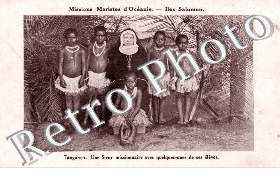 Tangarare, une Soeur missionnaire avec quelques-unes de ses eleves