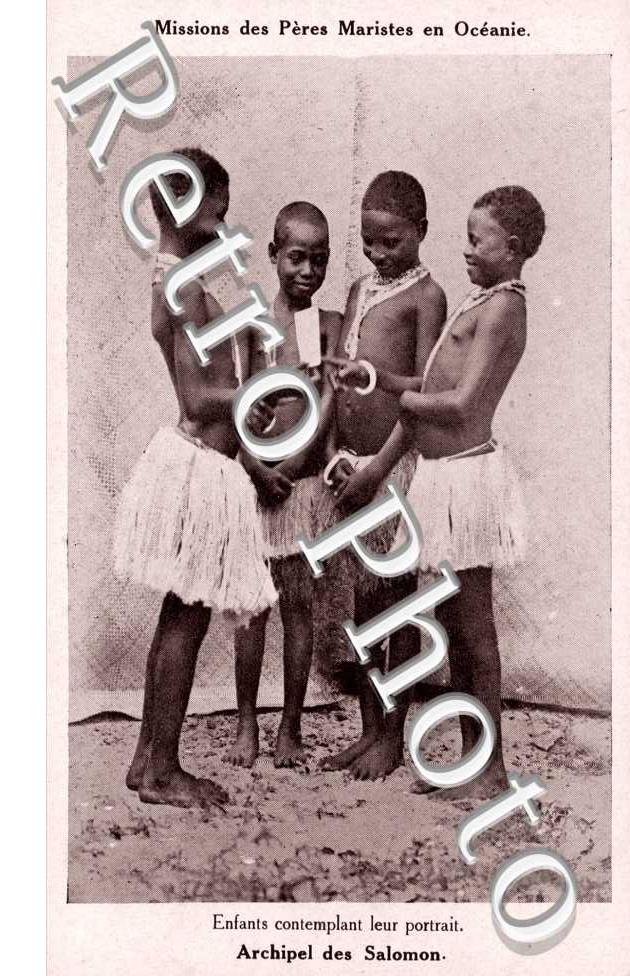 Enfants contemplant leur portrait