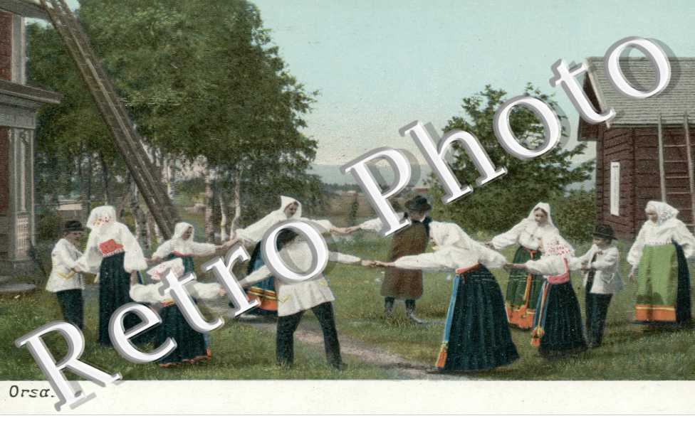 Des personnes en costumes traditionels