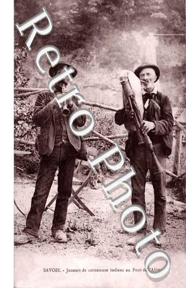Savoie Joueurs de cornemuse italiens au Pont de l'Abime