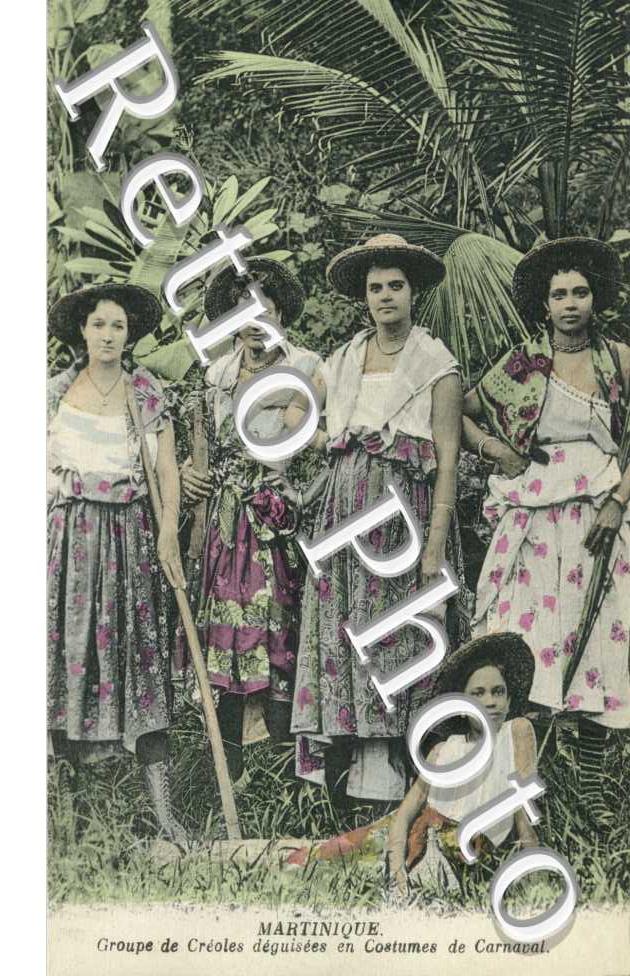 Groupe de Creoles deguisees en costumes de Carnaval
