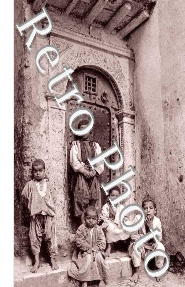 Des enfants devant une porte