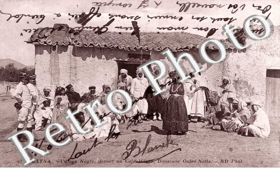 Village negre devant un Cafe Maure, Danseuse Ouled-Nails