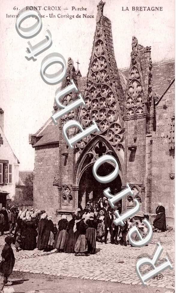 Porche ,lateral de l'Eglise, Un cortege de Noce
