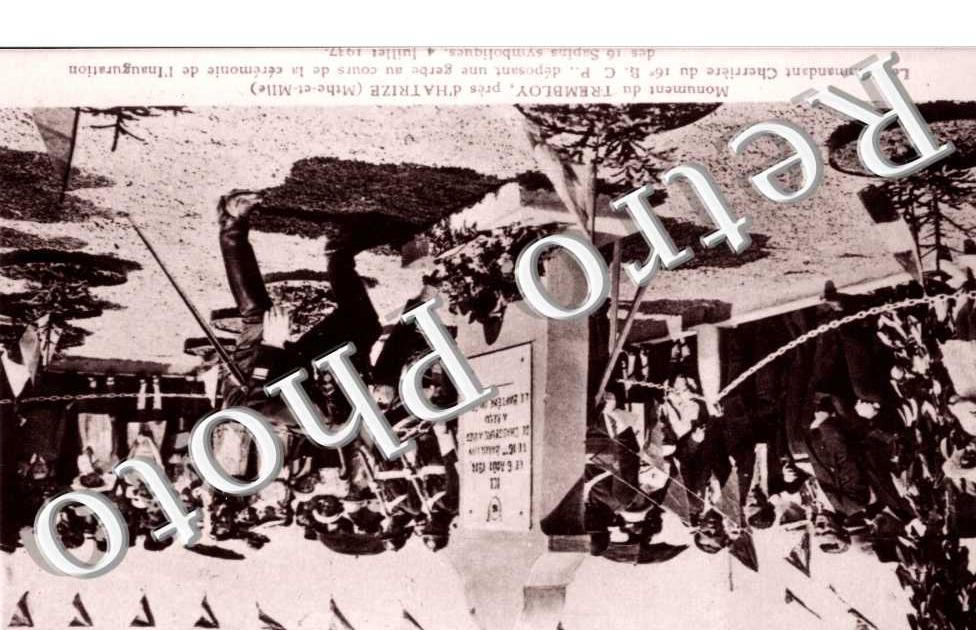 Monument du Trembloy Le commandant Cherriere deposant une gerbe