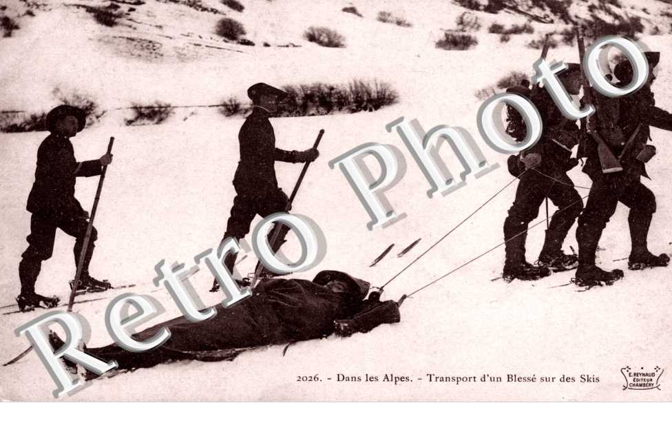 dans les Alpes Transport d'un blesse sur des skis