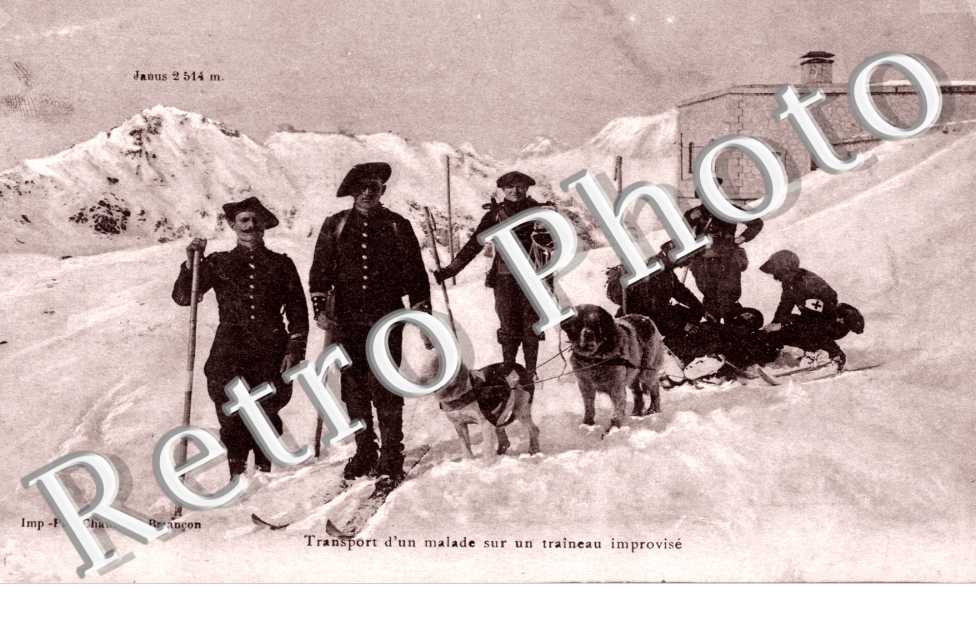 transport d'un malade sur un traineau improvise