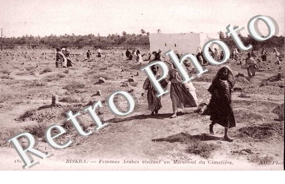 Femmes arabes visant un Marabout du Cimentiere