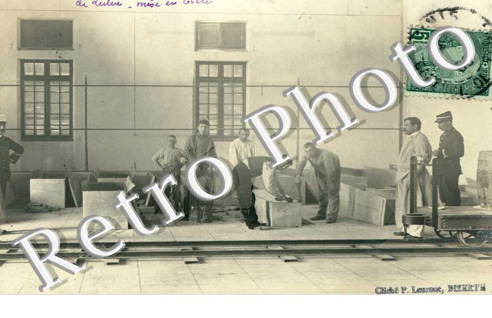 des hommes en train de travailler pres des rails de chemins de fer