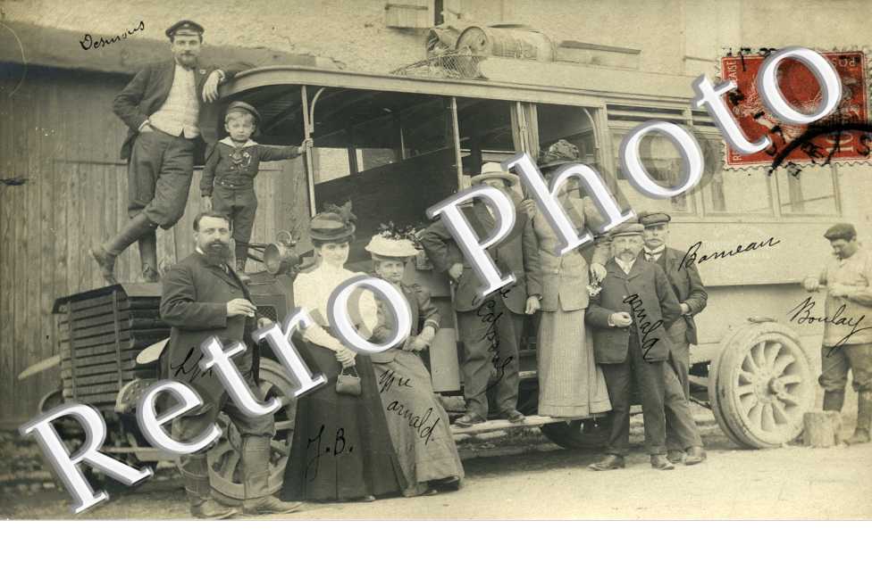 Un groupe devant un autobus