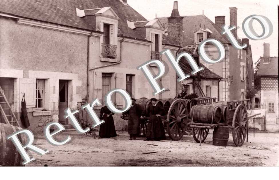 Charette et Tonneaux dans une rue