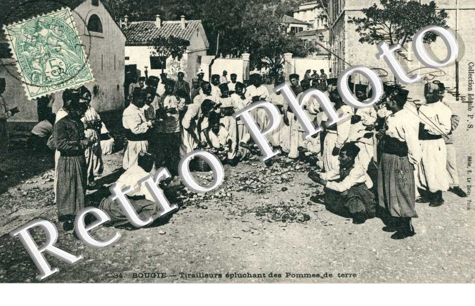 Tirailleurs epluchant des Pommes de Terre