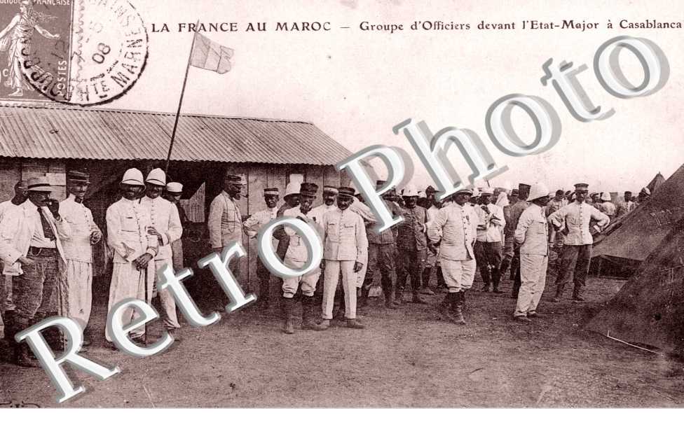 Groupe d'Officiers devant l'Etat Major
