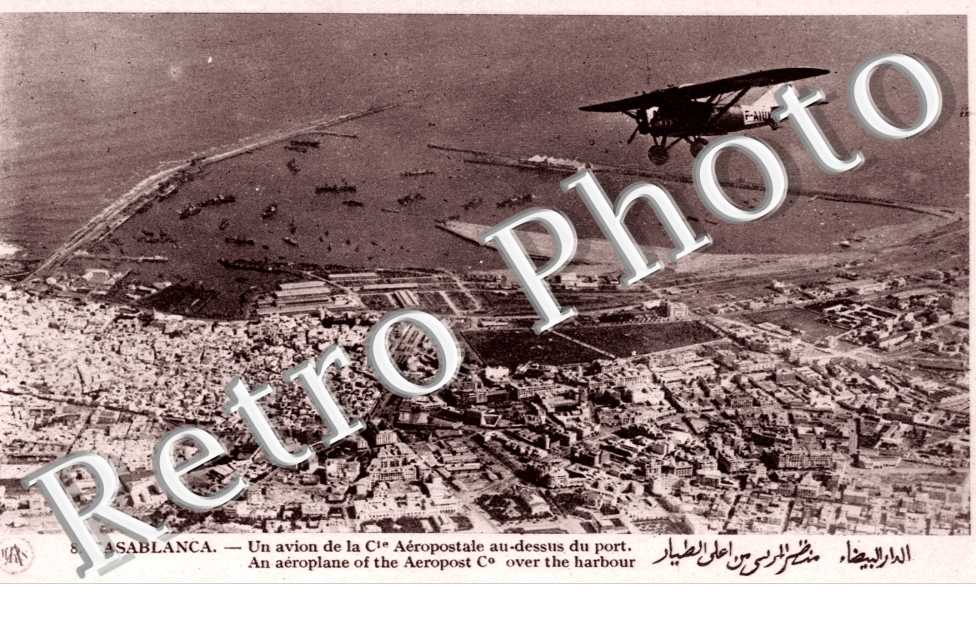 Un Avion survolant le Port