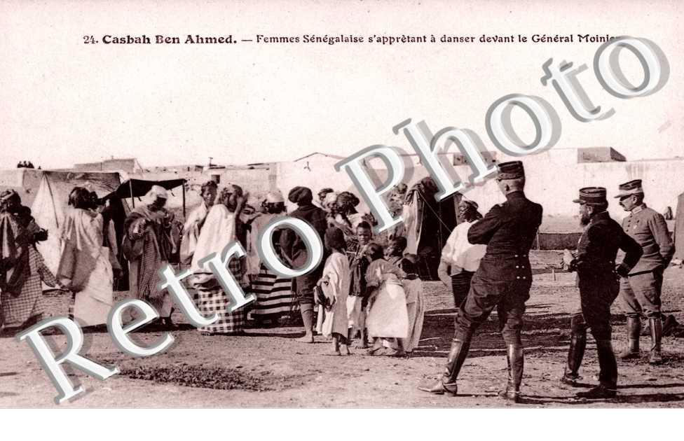 Femmes Senegalaises s'appretant a danser devant le General Moinier