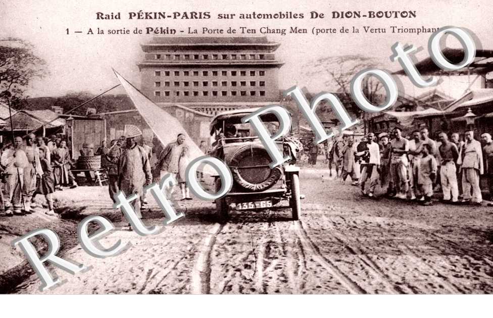 Raid Paris Pekin sur automobiles De Dion-Bouton 1 a la sortie de Pekin La Porte de Ten Chang Men (porte de la Vertu Triomphante)