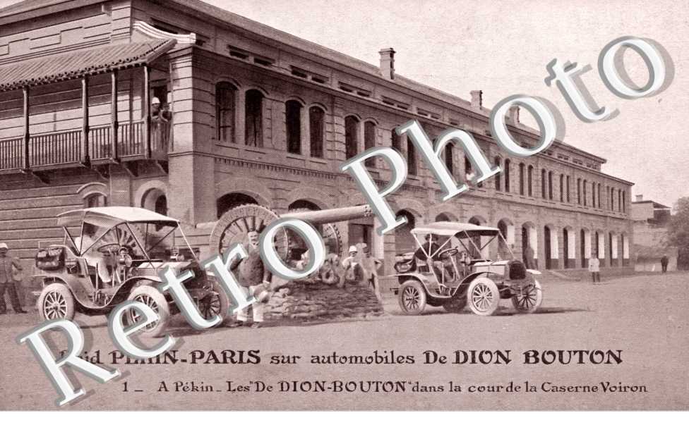 Raid Pekin Paris - Les De Dion Bouton dans la cour de la Caserne Voiron