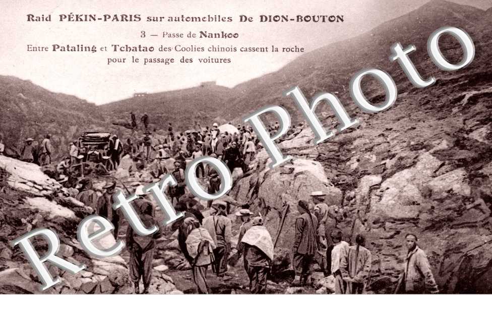 Raid Paris Pekin sur automobiles De Dion Bouton  3 PASSE DE NANKOO entre Pataling et Tchatao des Coolies chinoisn cassent la roche pour le passage des