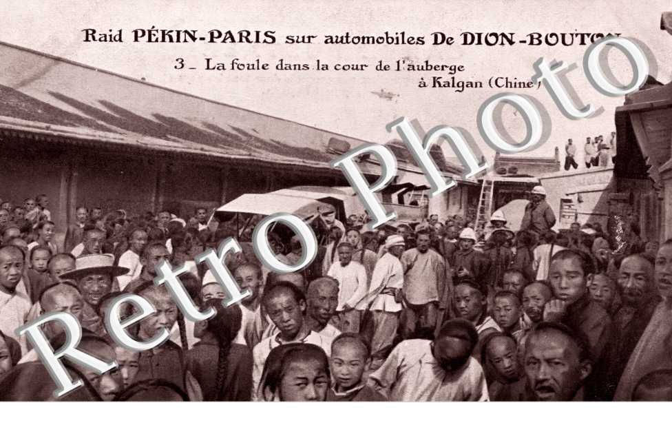 Raid Paris Pekin sur automobiles De Dion Bouton  3 la foule dans la cour de l'auberge a Kalgan