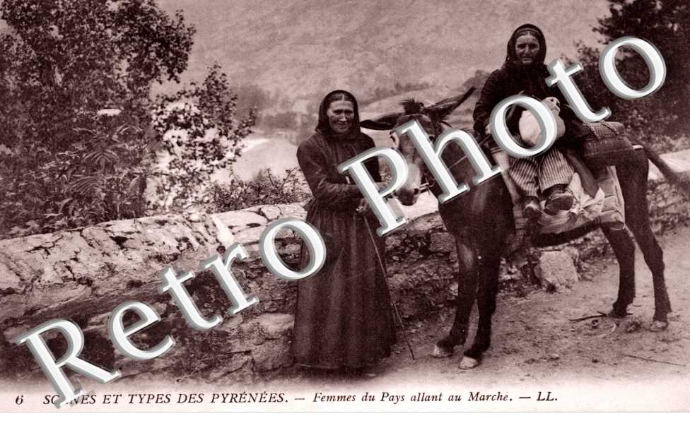 Femmes du Pays allant au Marche